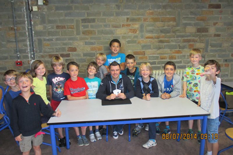 Un groupe d'enfants lors du stage magie