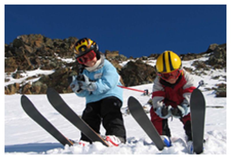 Deux enfants à ski dans la neige